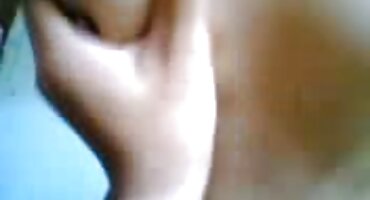 Djevojka seks i porno filmovi ispred kamere daje se nepoznatom muškarcu