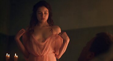 U svom stanu muškarac je odvezao svoju grupni porno filmovi djevojku za seks