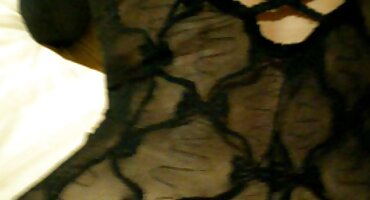 Dama skida gaćice i sex filmovi porno opušta obrijane maca vibratorima