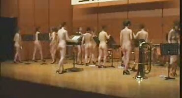 Sposoban student zrele njemice zaglavi u rupama učitelj