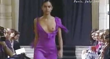 Crnka Akira Mae aktivno besplatni seksi filmovi radi na primljenoj naknadi na porno casting