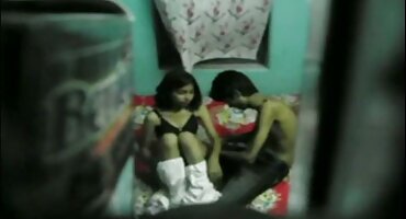 Kovrčava pornić seks plavuša jebanje sa susjedom prije spavanja