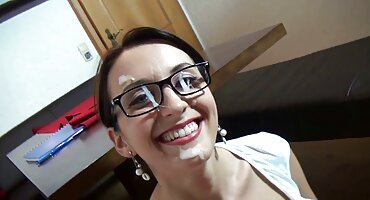 Mladi momak pružio junica grupni porno film seks u susjed