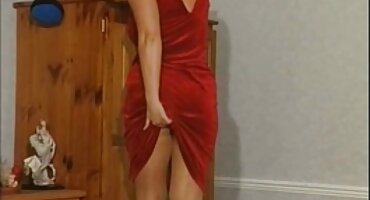 Mlada djevojka pokazuje najbolji porno seks mužu maca na krevetu