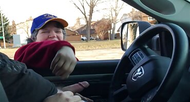 Šarmantna mlada djevojka želi da se grupni porno film sperma tijekom milovati