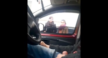 Pravo besplatni seksi filmovi u automobilu hrabro daje u gaćice i uzima u usta