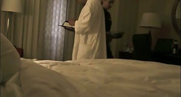 Junica jebanje pod plavim nebom s vrući pornići muškarcem