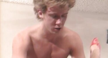 Drolja uvodi pornić seks seks-igračke duboko u maca