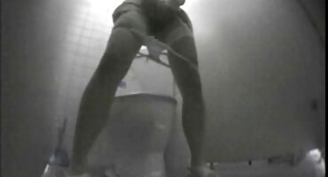 Muškarac ima seksi djevojku u prirodi s dobrim oblicima besplatni seks film