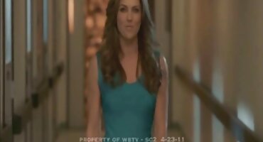 Muškarac ispunjava ruke uljem besplatni seksi film i čini masažu goloj ženi