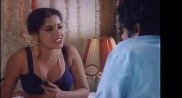 Namiguša je sex uradci raširila noge i počela milovati obrijane maca