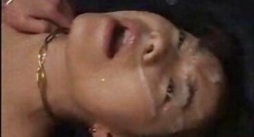 Mlada ljepotica aktivno igra s njom besplatni seksi filmovi maca i smiješi se