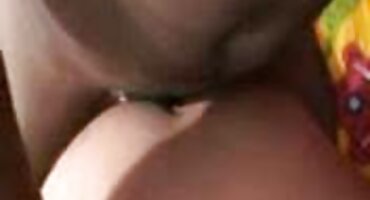 Prostitutka trlja prstima dlakavu pičku kako porno filmovi grupni bi se zadovoljila