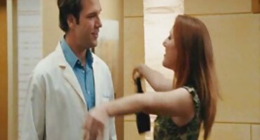 Nevjerojatno strastvena žena vrući pornići naslonila se na nju maca s vibratorom