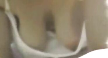 Ona je skliznula s njezinih gaćica i predala se momku sex porno filmovi u misionarskom položaju