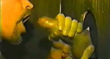 Djevojka je pristala porno seks jebačina za novac ševe u trgovini