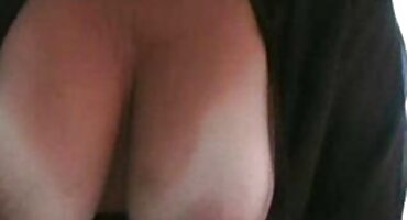 Napaljeni dama oslanjajući se vibrator na maca seks pornić