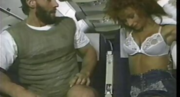 Djevojka s velikim guzicu sjedi porno filmovi lizanje picke na crnom dildo