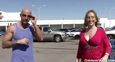 Blonde teen slobodni pornici eksperimentira s interneta od člana