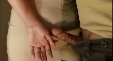 Mlada žena tretira dlakave prorez s igračkama besplatni porno seks