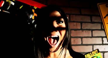 Ona skida filmovi za odrasle xxx gaćice i masira rupu vibratorom za opuštanje