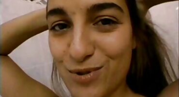 Prsata žena bez gaćica pokazuje se iz različitih kutova filmovi seks