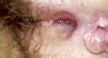 Sjedeći na stražnjem sjedalu francuski djevojka masturbira porno filmovi starke u automobilu