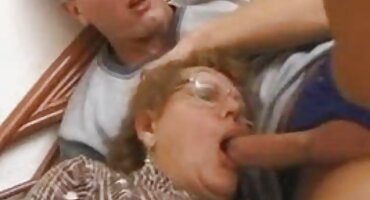 Chica s Velikim Sisama porno filmovi starke stao na koljena i počeo raditi Pušenje