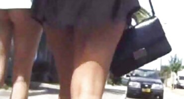 Plavuša porno film grupni sex u ružičastoj masturbira i ljubi kurac