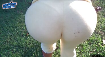 Zabavni žedan momak naginje se na kurac protiv domaći sex filmovi Sisa pilića