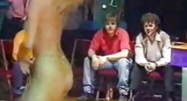 Djevojka zamjenjuje maca za penetraciju porno filmovi grupni