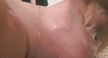 Njegova supruga muškarci porno filmovi grupni umetnuli analni čep u spavaćoj sobi