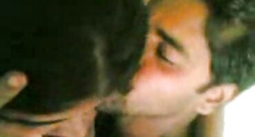 Razgovara sa suprugom telefonom i besplatni porno seks aktivno se predaje ljubavniku