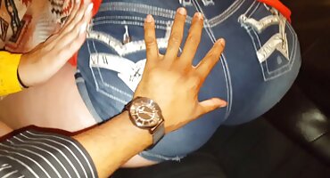 Dva momka su skinuli junicu na ulici i razveli se dobar porno film za seks