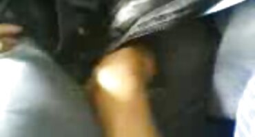 Djevojka savršeno uživa porno film masaza u njoj maca u hotelskoj sobi uz more