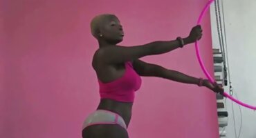 Prekrasna u srpski seks filmovi odjeći mlada žena trljati joj sise