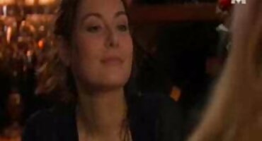 Širi njezine seksi pornić noge i fingering joj Vruće Pičke