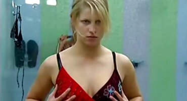 Dugodlaka junica pokazala golo tijelo i grupni porno film maca