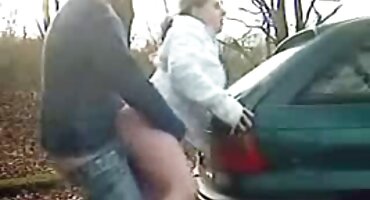 Vitka crnka masturbira na stolici i dovodi stvari sex porno filmovi do orgazma