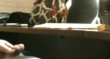 Mršava djevojka gola porno seksi filmovi maca skočila na seksualnog partnera