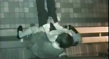 Momak prisiljava porno film grupni djevojku da riješi problem s tvrdim seksom