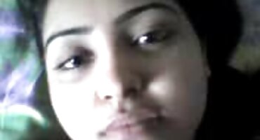 Bijele kose prekrasna igra s pornići zrele klitorisa u kuhinji prstima