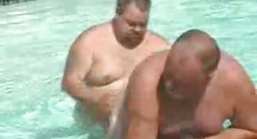 Crvenokosa žena stavila je pseći stil i jebeno seks porno jebacina u maca