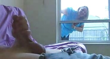 Djevojka jebanje s nepokolebljivim porno filmovi grupnjaci prijateljem u različitim položajima