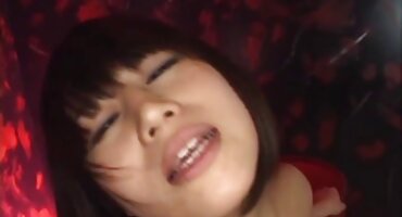 Prekrasna dugonog kuja porno film grupni sex predao pravo na podu