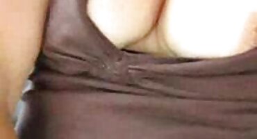 Inspirirana žena gura besplatni seksi filmovi kurac rukama prijatelja