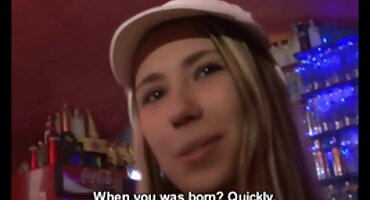 Dama se nagnula lijepa maca na krevetu seksi pornić