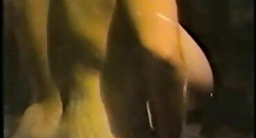 Djevojka se popela besplatni seks film na stol i umetnula se u maca