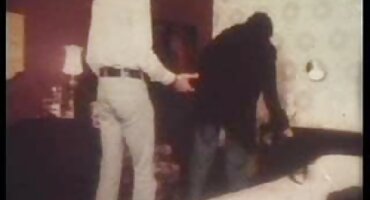 On je zadovoljan s prorezima porno seksi filmovi žene i gura joj kurac