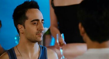 Djevojka s naočalama gleda kako jebu slobodni pornici nezasitne partneri